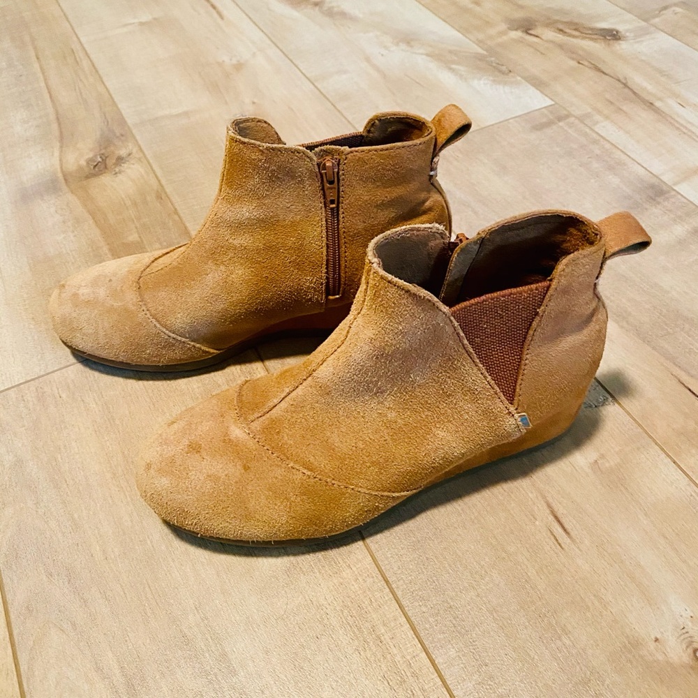 Girls TOMS wedge